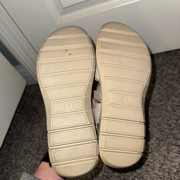 NWOT Women's faux leather Cream Sandals size 9 - Picture 4 of 4